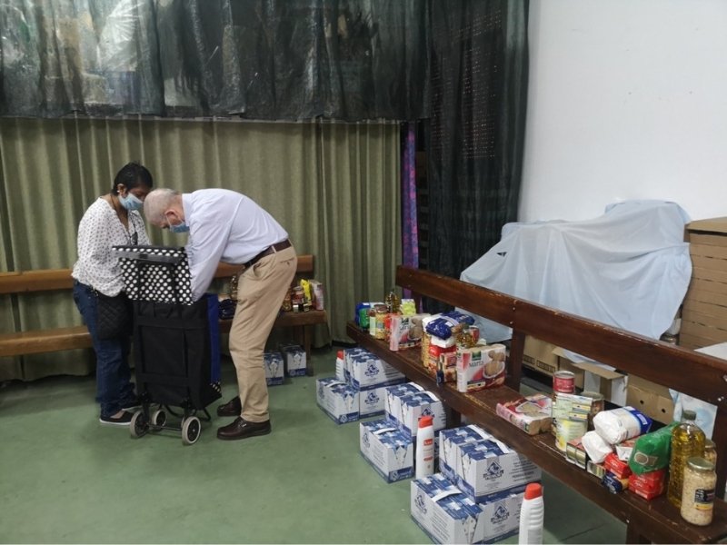 Distribución de alimentos a las familias necesitadas de la comunidad en Madrid