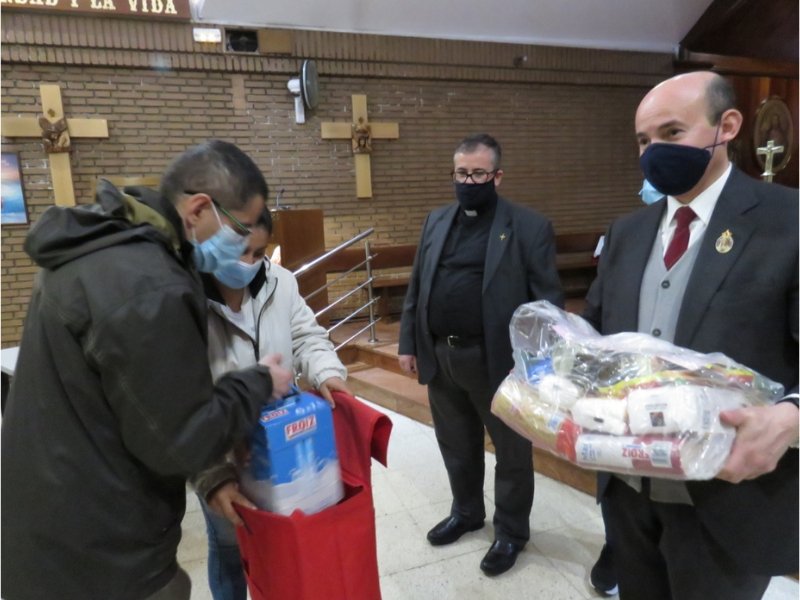 Distribución de alimentos a las familias necesitadas de la Parroquia Santa Inés