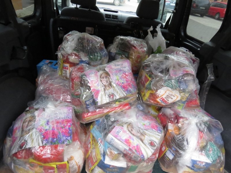 Distribución de alimentos a las familias necesitadas en el pequeño pueblo de Arcicollar en la provincia de Toledo